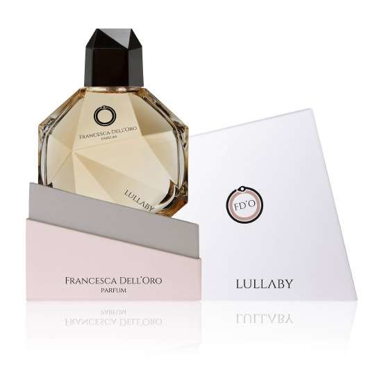 Francesca Dell'Oro Lullaby Eau de Parfum 100 ml - Note di testa: Bergamotto, Cocco, Mandarino, Mela, Pesca; Note di cuore: Osmantus, Iris, Gardenia; Note di fondo: Muschio di quercia, Vaniglia, Ambra Grigia
