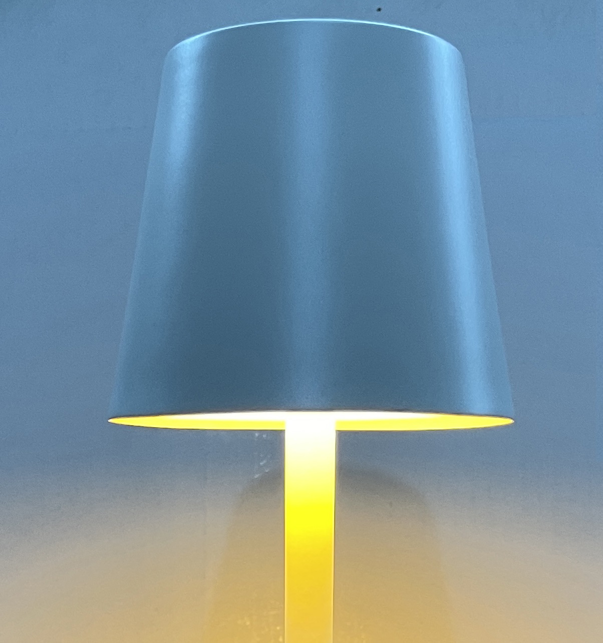 PYRAMIDEA LRP11B Lampada da Tavolo Ricaricabile Senza Fili Bianco con Presa USB, 3 Colori LED Regolabili e Illuminazione Personalizzabile