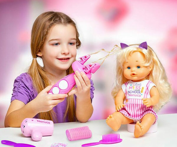 Famosa Nenuco School Hairstyle - Bambola 35 cm con Capelli Biondi e Accessori per Creare Acconciature