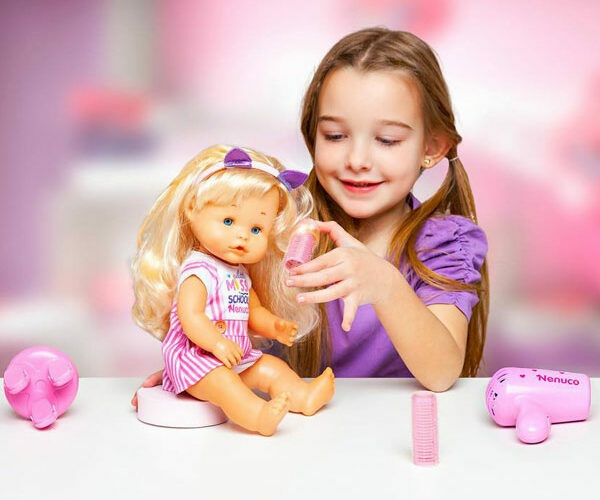 Famosa Nenuco School Hairstyle - Bambola 35 cm con Capelli Biondi e Accessori per Creare Acconciature