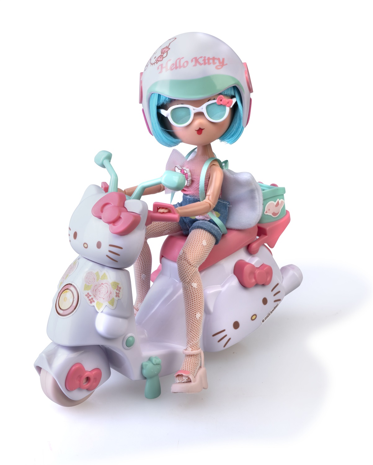 Famosa Hello Kitty Pretty Pink Scooter - Bambola Giapponese con Moto, 19,5 cm, 15 Punti di Articolazione, Casco e Borsa Inclusi, 4 Anni