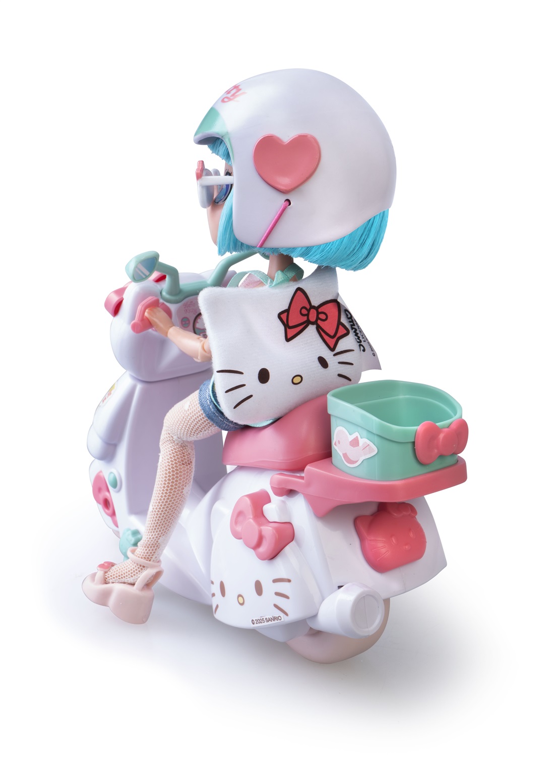 Famosa Hello Kitty Pretty Pink Scooter - Bambola Giapponese con Moto, 19,5 cm, 15 Punti di Articolazione, Casco e Borsa Inclusi, 4 Anni