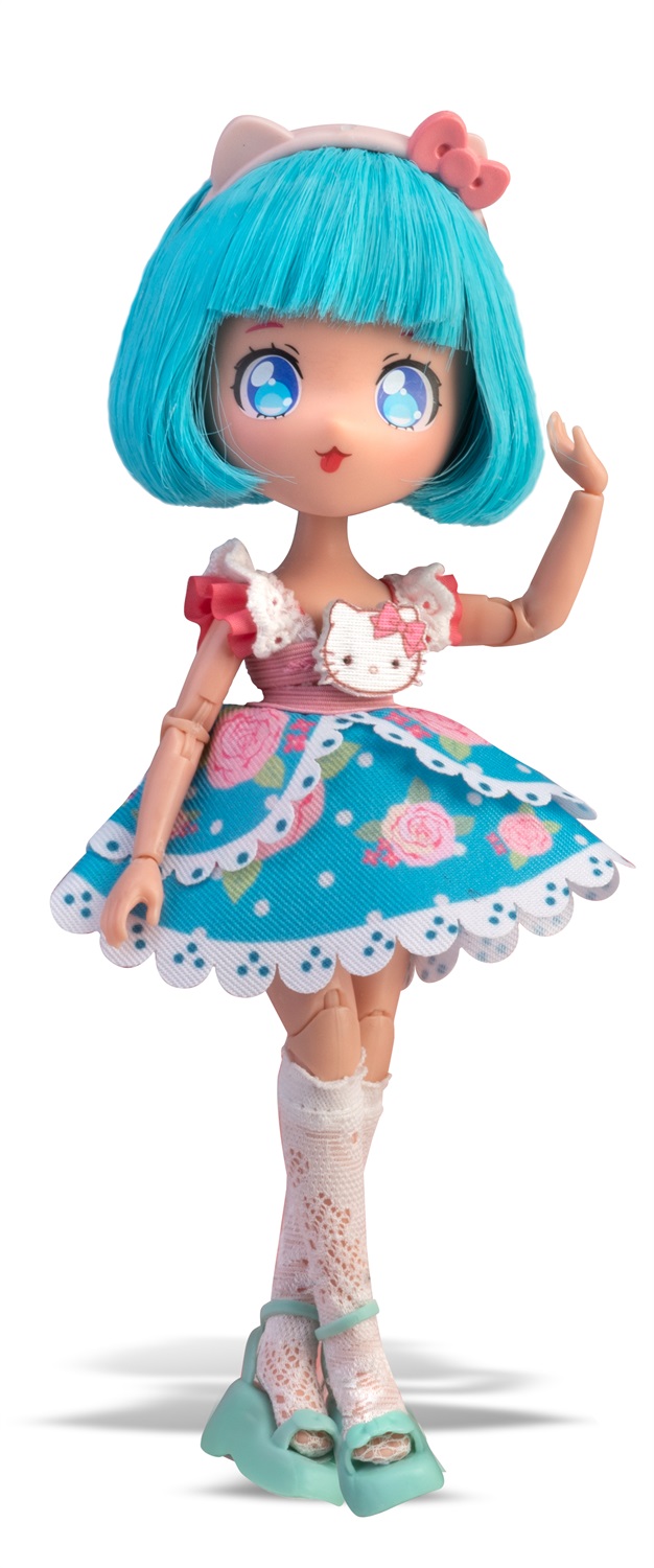 Famosa Hello Kitty Manga Doll Pretty Pink - Bambola Giapponese 19,5 cm con 15 Punti di Articolazione e Capelli Azzurri