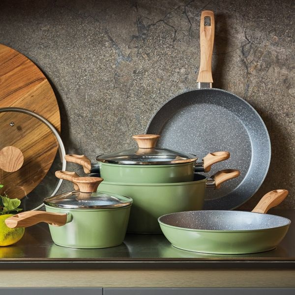 Tognana Batteria di Pentole e Padelle Sage Stone - 8 Pezzi in Alluminio Forgiato, Verde Salvia, Compatibile con Gas e Induzione