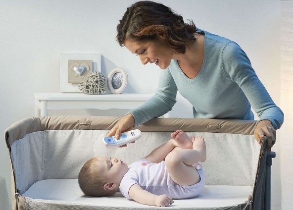 Chicco Thermo Distance Termometro Digitale Frontale Infrarossi a Distanza - Misurazione Veloce in 1 Secondo, Funzione Notte, Colori Blu e Bianco