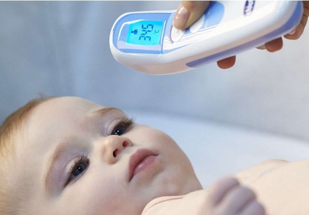 Chicco Thermo Distance Termometro Digitale Frontale Infrarossi a Distanza - Misurazione Veloce in 1 Secondo, Funzione Notte, Colori Blu e Bianco