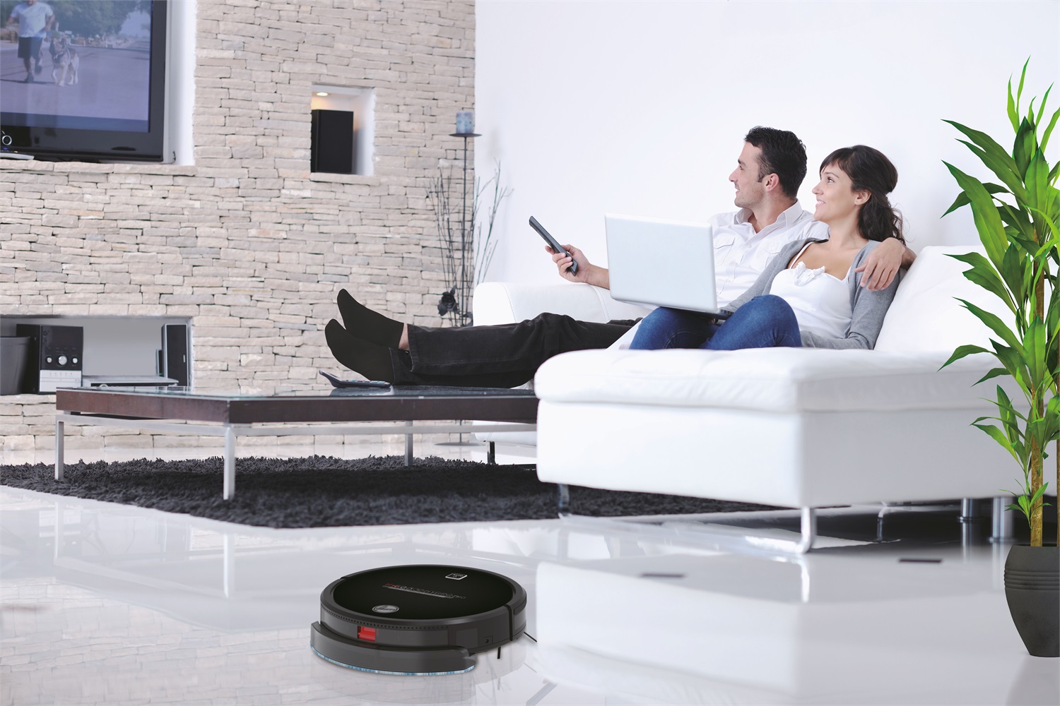 Hoover H-GO 300 Hydro Pro HGO330HC Robot Aspirapolvere 0,35 L Nero con Wi-Fi, Connessione Alexa, 120 Min di Autonomia, Telecomando e Base di Ricarica