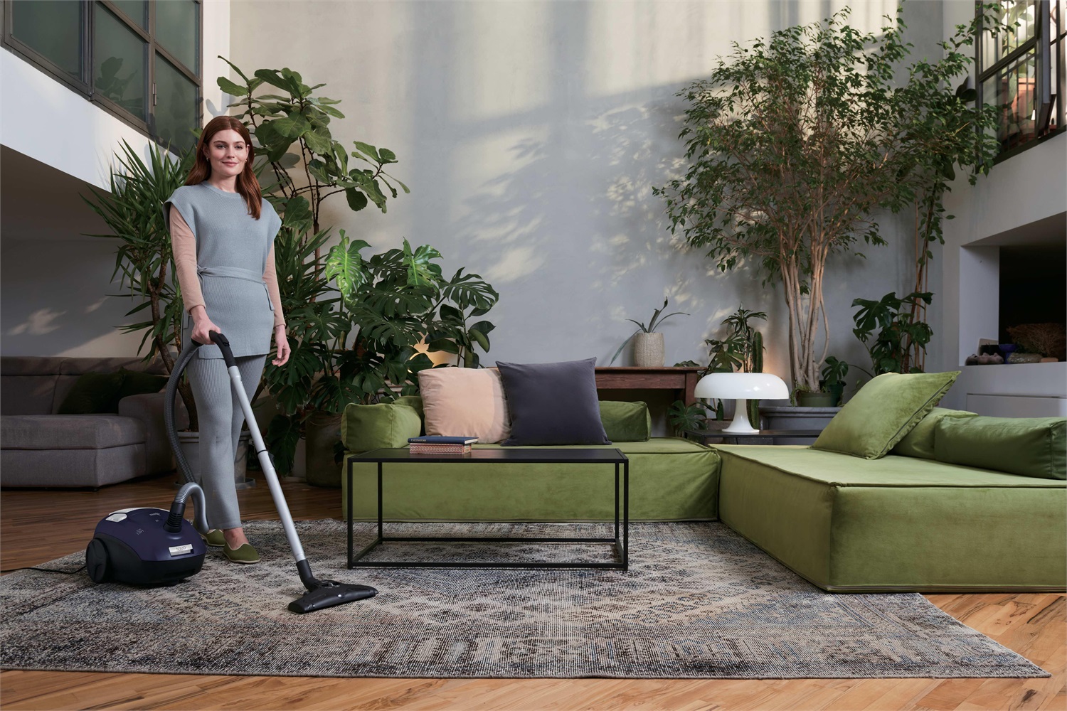 Hoover Brave BV61PET 011 Aspirapolvere a Slitta con Borsa 700 W, Capacità 2,3 L, Scarico Senza Contatto, Tubo Estensibile, Raggio d'Azione 7,5 m