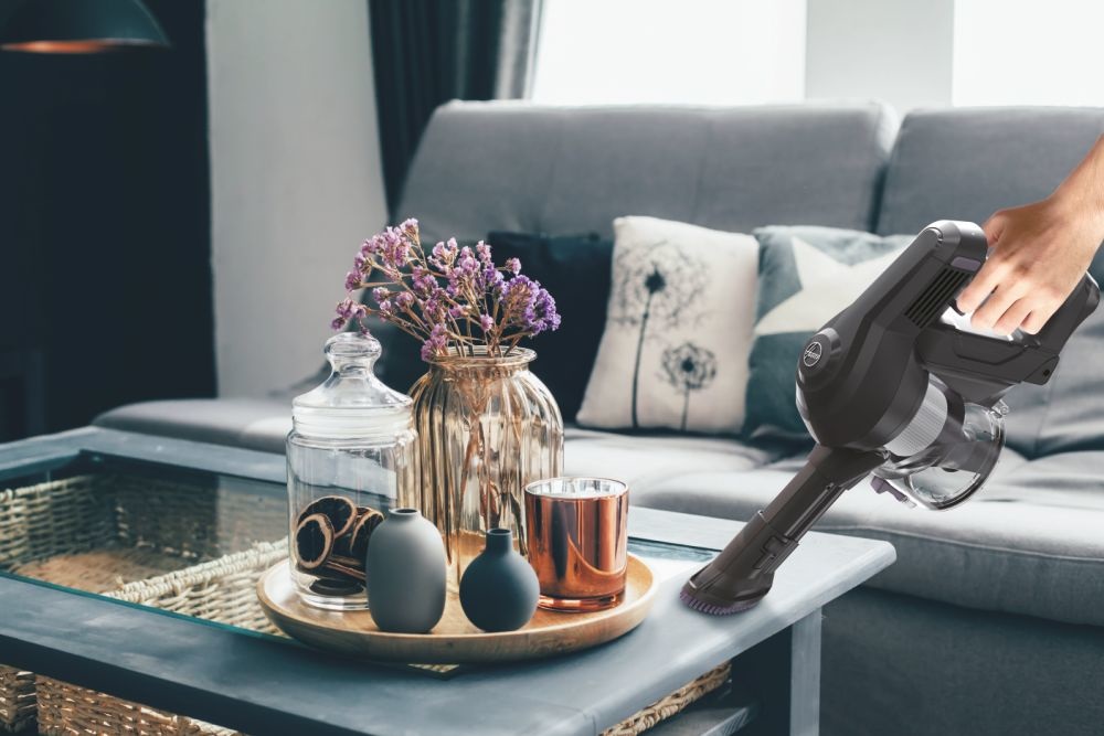 Hoover HF1 HF103X 011 Scopa Elettrica Senza Filo, Senza Sacco, Potenza 180 W, Capacità 0,9 L, Colore Titanio, Autonomia 30 Minuti, Luce LED