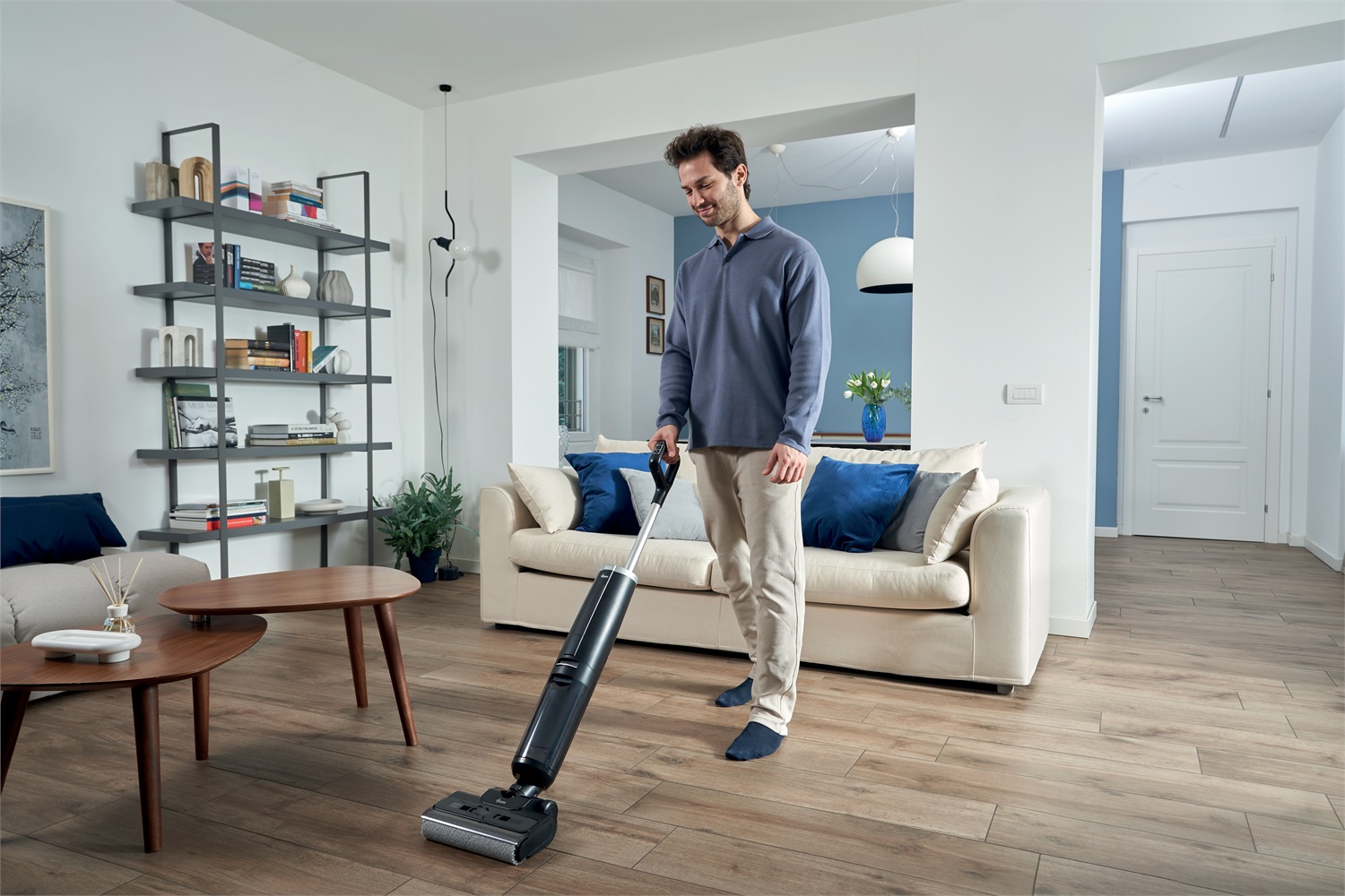 Hoover HW300 011 - Aspirapolvere Senza Fili 2 in 1, Pulitore per Pavimenti Duri, Colore Nero/Argento