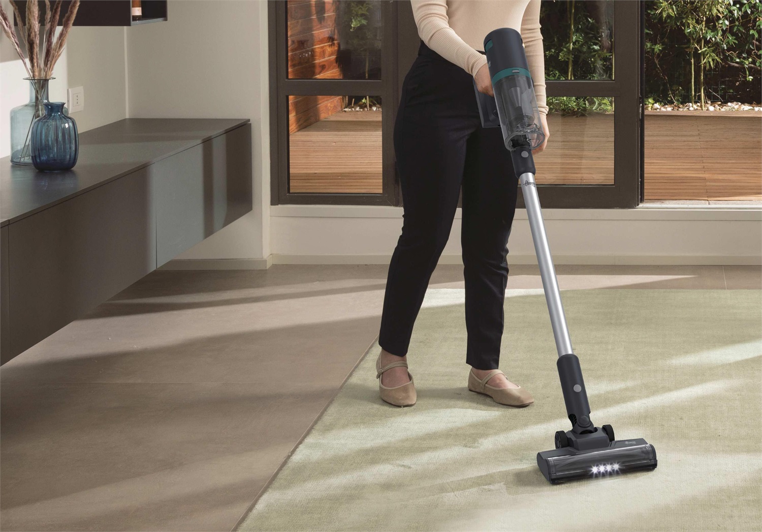 Hoover HFG10P 011 Aspirapolvere Elettrica Senza Sacchetto a Batteria con Filtro HEPA - Potenza 200 Watt, Colore Blu e Grigio