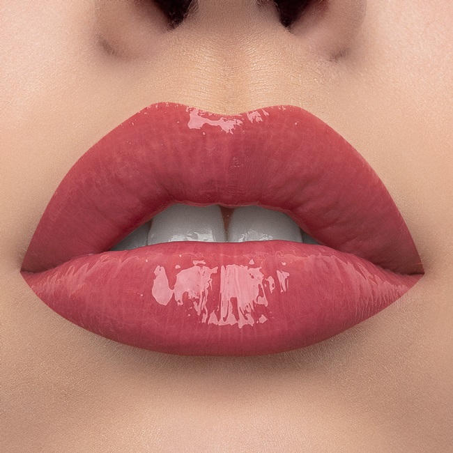 Mulac Cosmetics Psygloss 02 Fake - Lipgloss Rimpolpante Rosso Semitrasparente con Texture Jelly e Finish Lucido