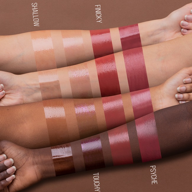 Mulac Cosmetics Psygloss 07 Finicky - Lipgloss Nude Aranciato, Finish Vinilico, Effetto Volumizzante