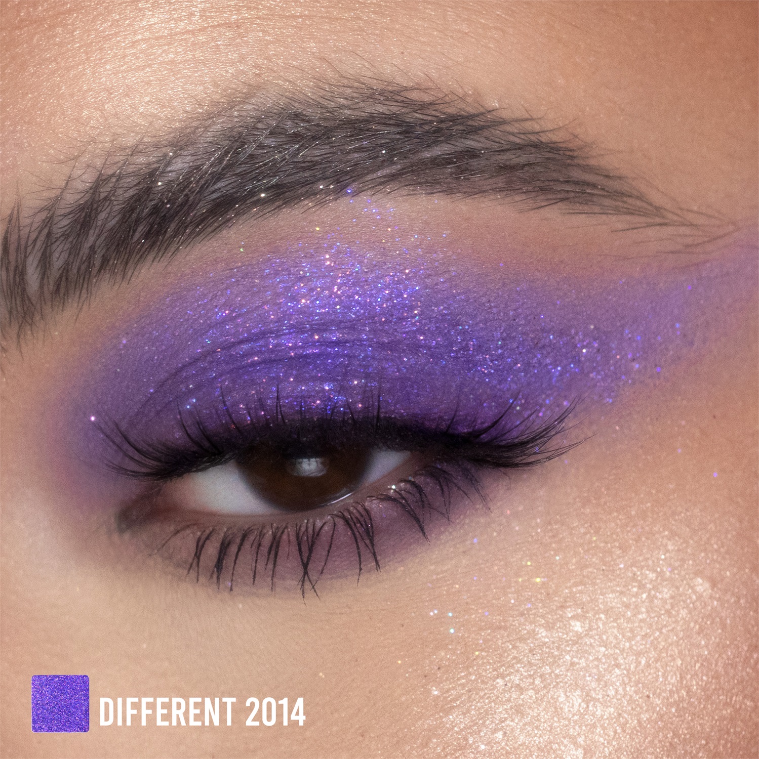 Mulac Cosmetics Glitter Pressato Refill DIFFERENT 2014 - Ombretto con base viola e riflessi azzurri, rame e rosa, Vegan Formula