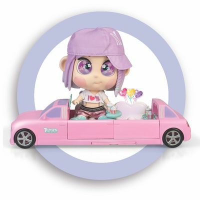 Famosa Trotties Emma & Limo - Bambola da New York con Limousine, 25 cm, per bambini dai 3 anni