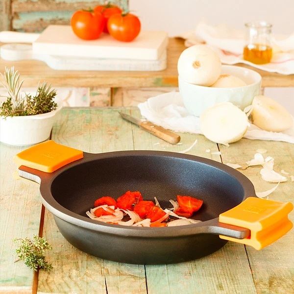 BRA Efficient Casseruola Bassa 45 cm in Alluminio Pressofuso con Rivestimento Antiaderente TEFLON® e Presine in Silicone - Adatta per Induzione