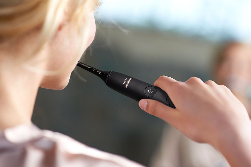 Philips DiamondClean 9000 HX9914/57 Spazzolino Elettrico Sonico con App, 2 Spazzolini Bianco e Nero, 4 Modalità di Pulizia, Testina C3 Premium