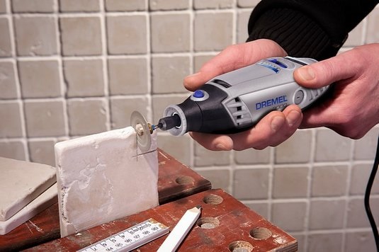 Dremel 3000 Utensile Multifunzione Rotativo 130 W con 5 Accessori, Velocità Variabile e Sistema di Cambio Rapido EZ Twist