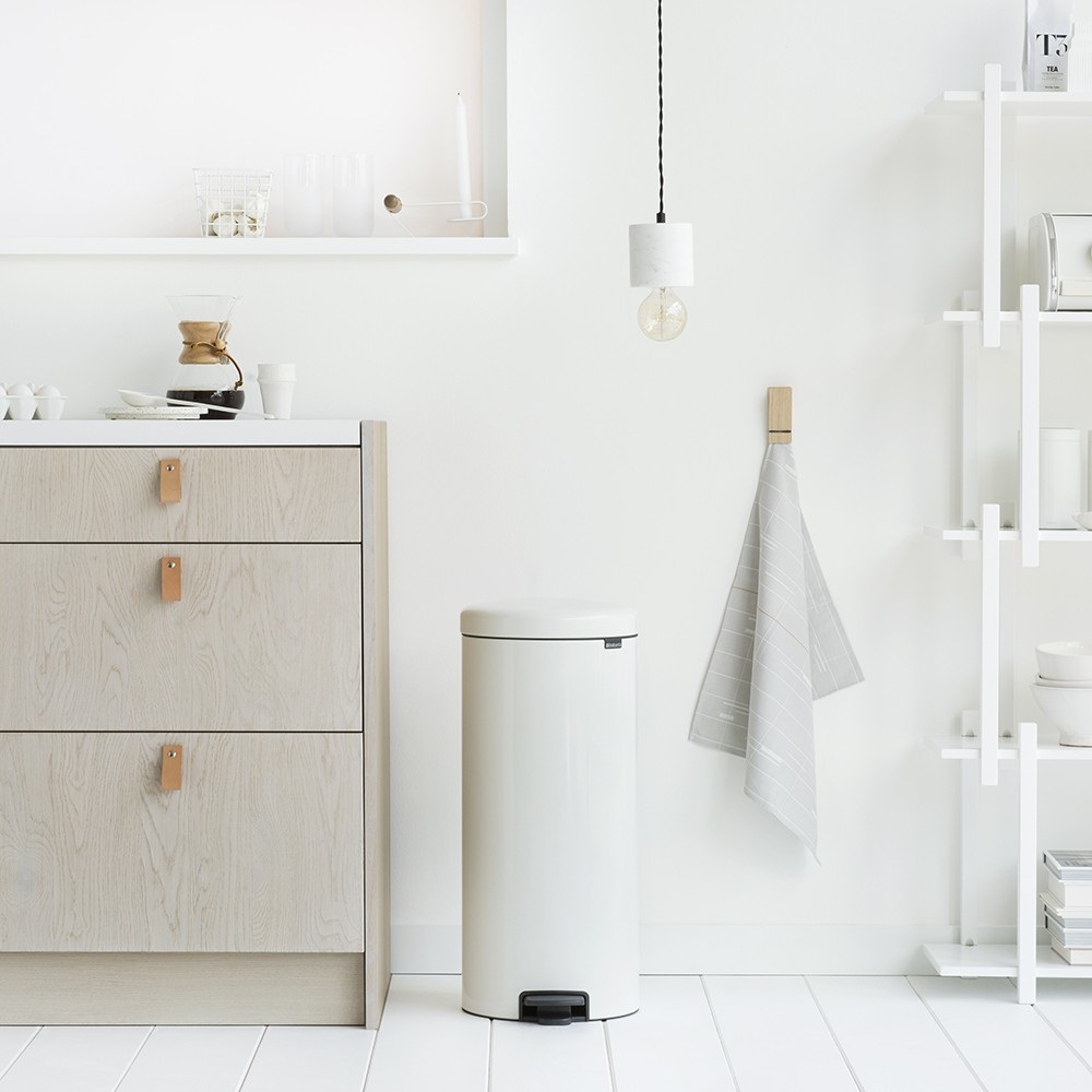 Brabantia Pattumiera a Pedale NewIcon 30L Bianco - Chiusura Ammortizzata, Secchio Estraibile, Base Antiscivolo
