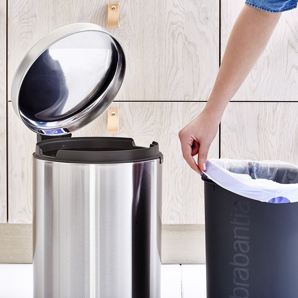Brabantia Pattumiera a Pedale NewIcon 20L in Acciaio Satinato - Design Igienico e Funzionale