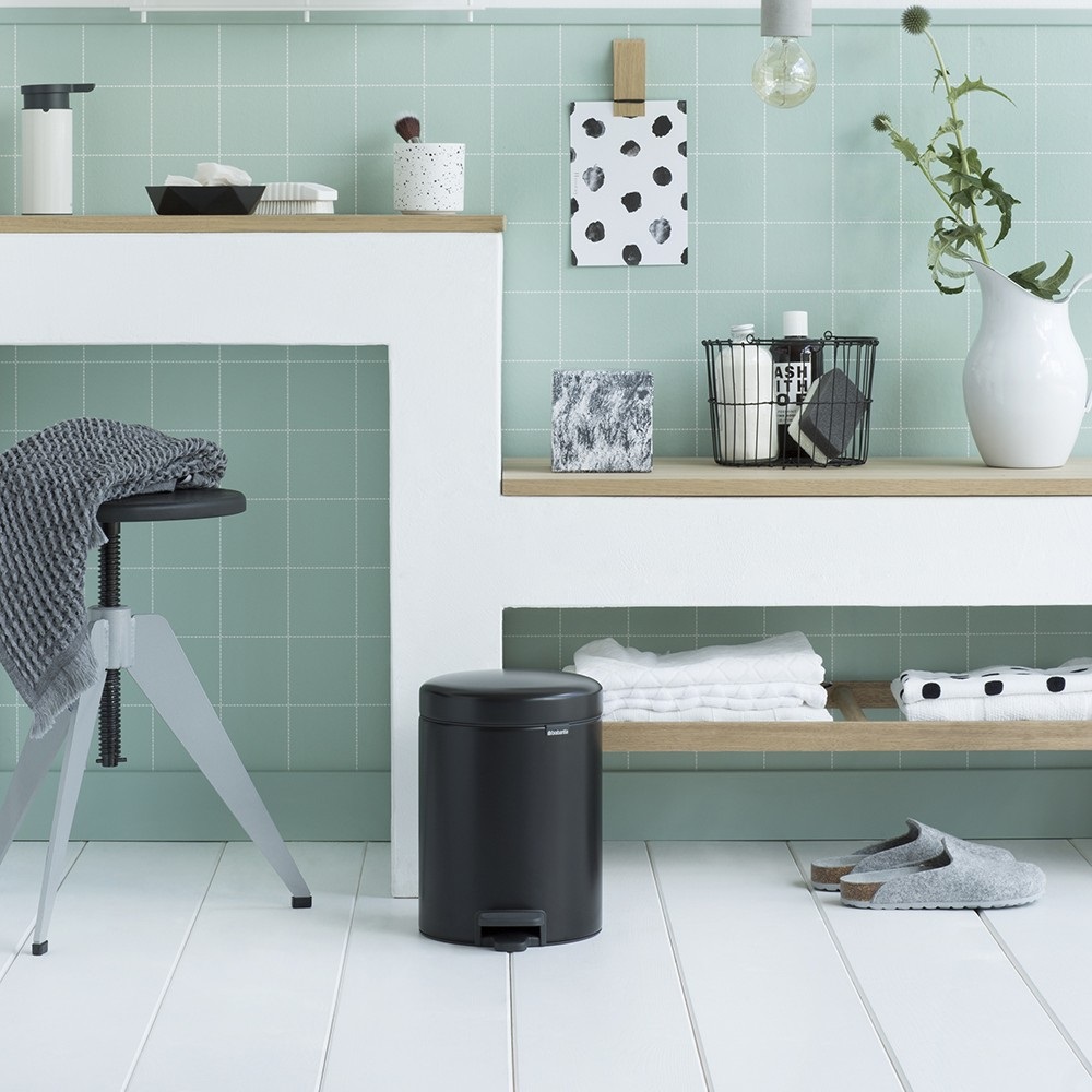 Brabantia NewIcon Pattumiera a Pedale 5 lt - Nero Opaco, Secchio Interno Rimovibile, Chiusura Ammortizzata e Anti-Odori