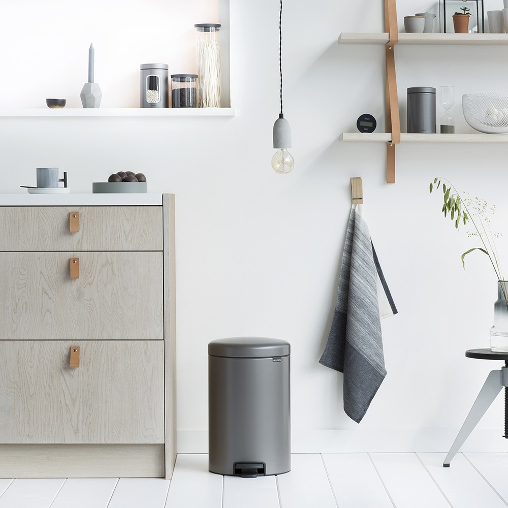 Brabantia NewIcon Pattumiera a Pedale Platinum 20L - Apertura Ammortizzata, Secchio Interno Rimovibile, Anti-Odori
