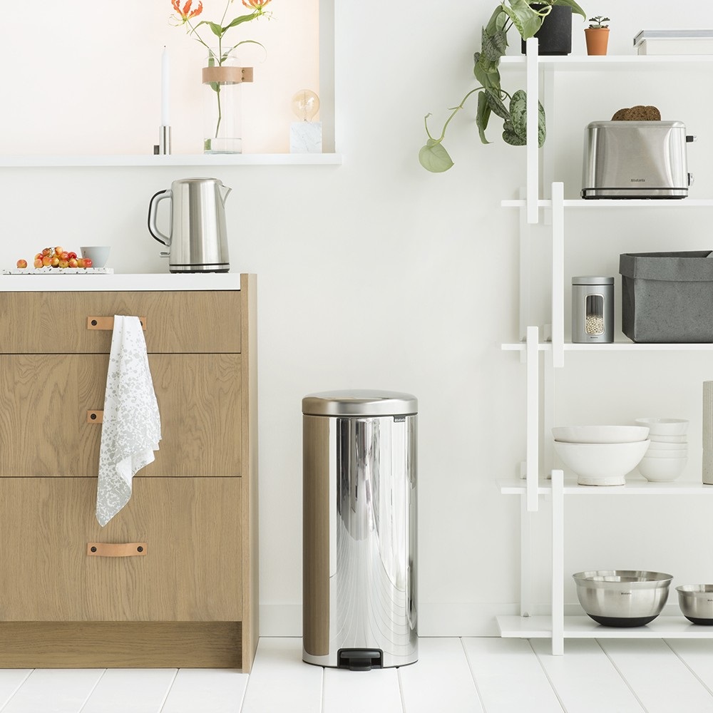 Brabantia NewIcon Pattumiera a Pedale 30 Litri in Acciaio Inox Lucido con Chiusura Silenziosa e Anti-Odori