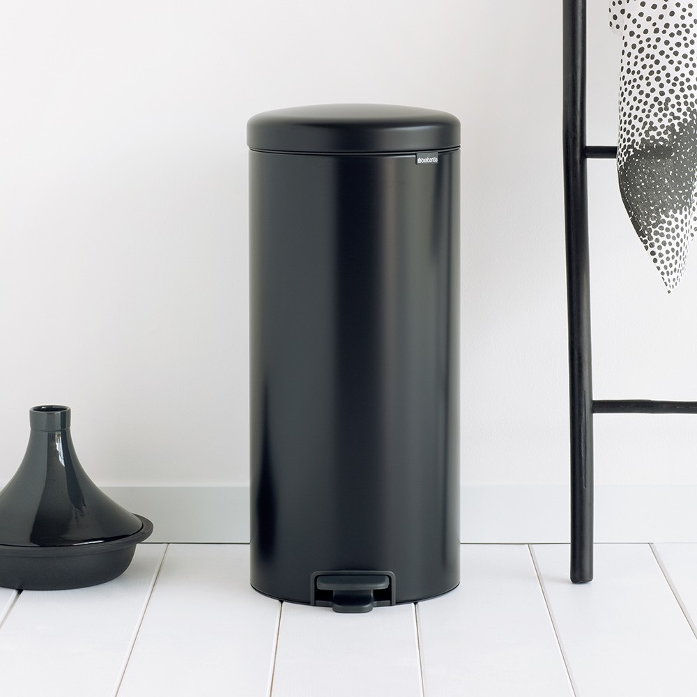 Brabantia Pattumiera a Pedale NewIcon 30L Nero Opaco - Design Iconico, Chiusura Ammortizzata, Secchio Interno Rimovibile