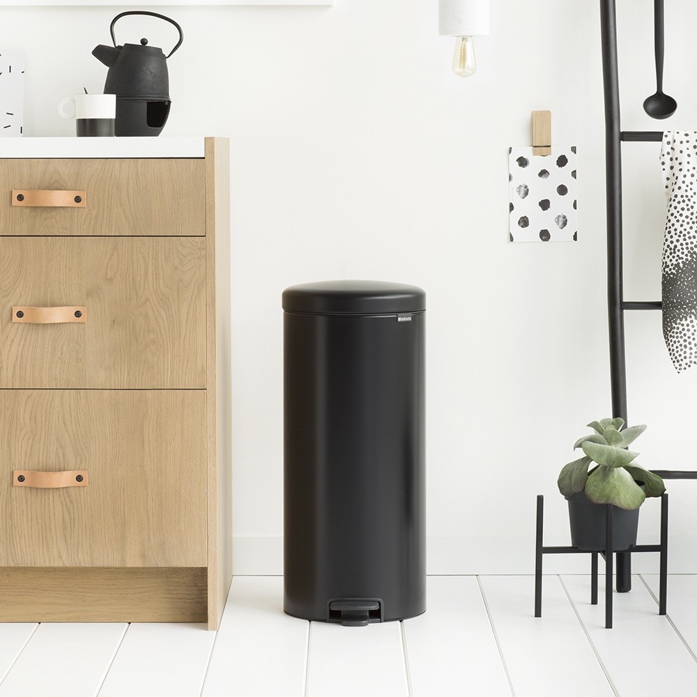 Brabantia Pattumiera a Pedale NewIcon 30L Nero Opaco - Design Iconico, Chiusura Ammortizzata, Secchio Interno Rimovibile