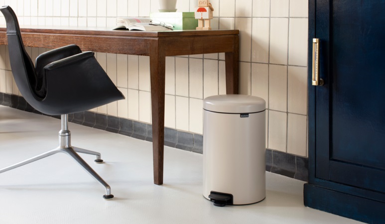 Brabantia NewIcon Cestino per Rifiuti a Pedale 20 L Beige - Design Elegante e Funzionale