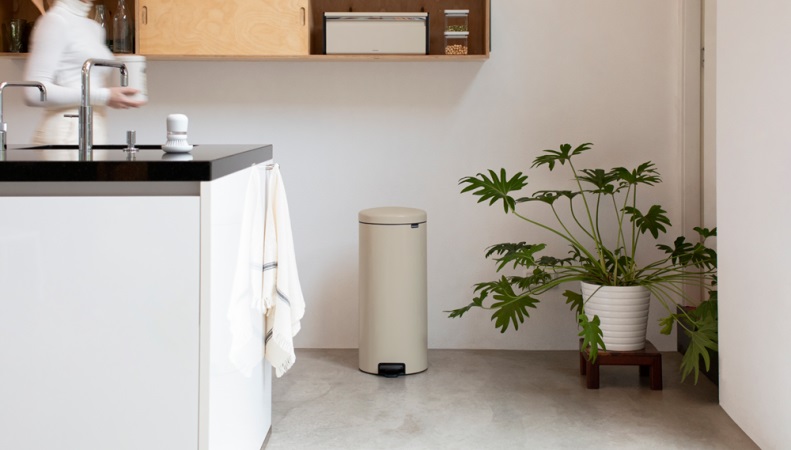 Brabantia NewIcon Pattumiera a Pedale 30L Rotondo Beige - Coperchio Soft-Touch, Secchio Rimovibile, Antiscivolo