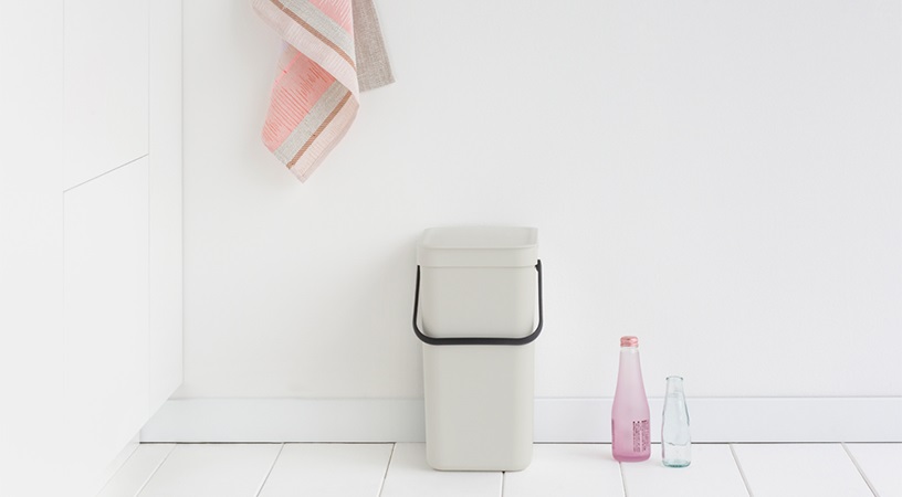 Brabantia Pattumiera Sort & Go 12L - Cestino per Raccolta Differenziata Grigio Chiaro con Coperchio Aperto e Maniglia - Montabile a Parete o Sotto la Cucina