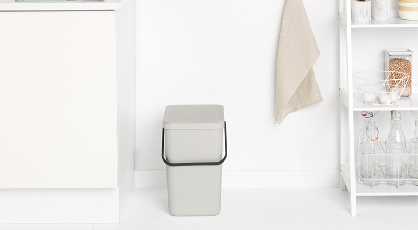 Brabantia Pattumiera Sort & Go 25L - Cestino Grande per Raccolta Differenziata - Grigio Chiaro - Coperchio Aperto, Maniglia e Fissaggio a Muro