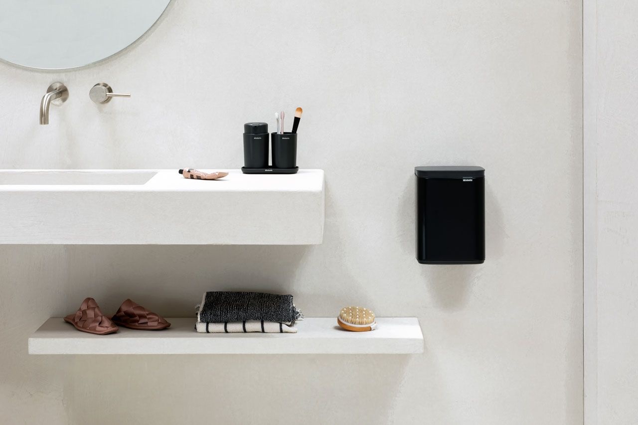 Brabantia Pattumiera Bo 4L - Cestino Compatto ed Elegante con Apertura Soft, Appendibile a Parete, Nero Opaco