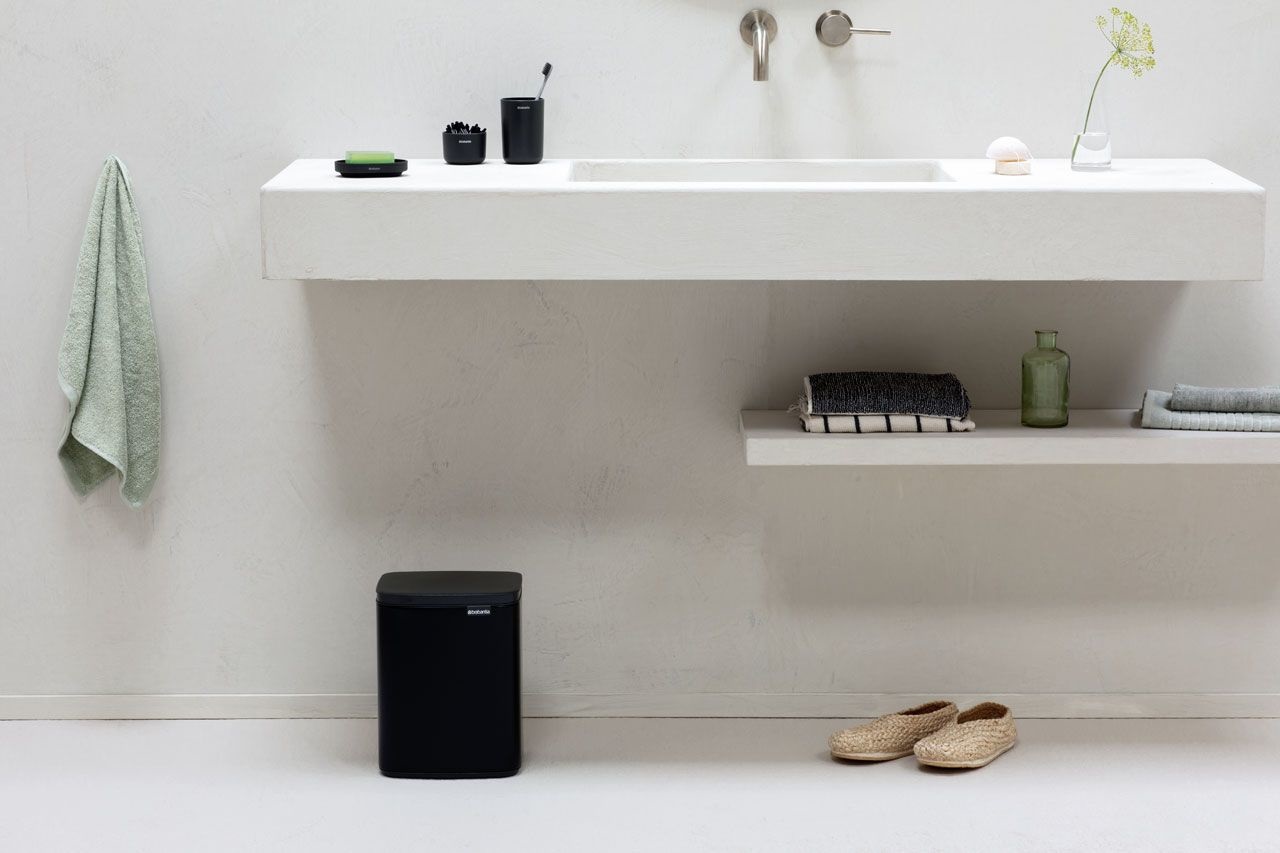 Brabantia Pattumiera Bo 7L Rettangolare in Acciaio Nero Opaco - Apertura Soft, Igienica e Appendibile
