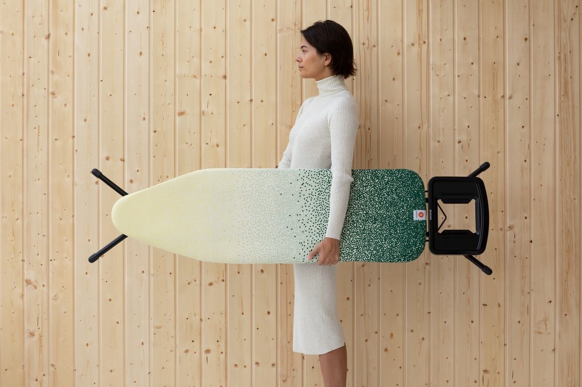 Brabantia Asse da Stiro B Comfort 124x38 cm - Fodera in Cotone Fairtrade, Altezza Regolabile, Piedi Antiscivolo, Poggiaferro per Ferro a Vapore