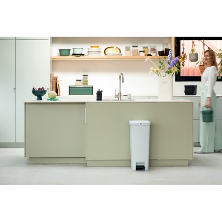 Brabantia StepUp Pattumiera a Pedale 40 Litri Grigio Chiaro - Realizzata con Materiale Riciclato