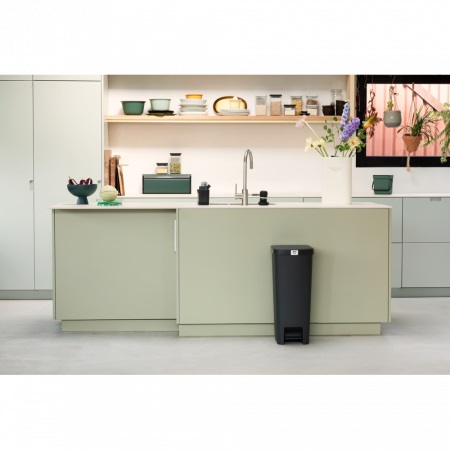 Brabantia Pattumiera a Pedale StepUp 40 Litri Grigio Scuro - Realizzata con Materiale Riciclato