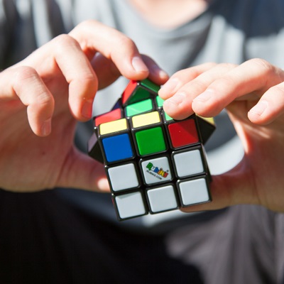 Goliath Cubo di Rubik 3x3 - Con piedistallo, 9x12,5x6,5 cm, per 1 giocatore, età 8 , tempo di gioco illimitato