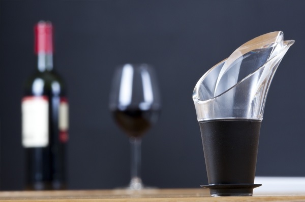 Vacu Vin Set di 2 Tappi Versatori Wine Server in Plastica e Silicone Nero, Chiusura Ermetica e Versamento Facile