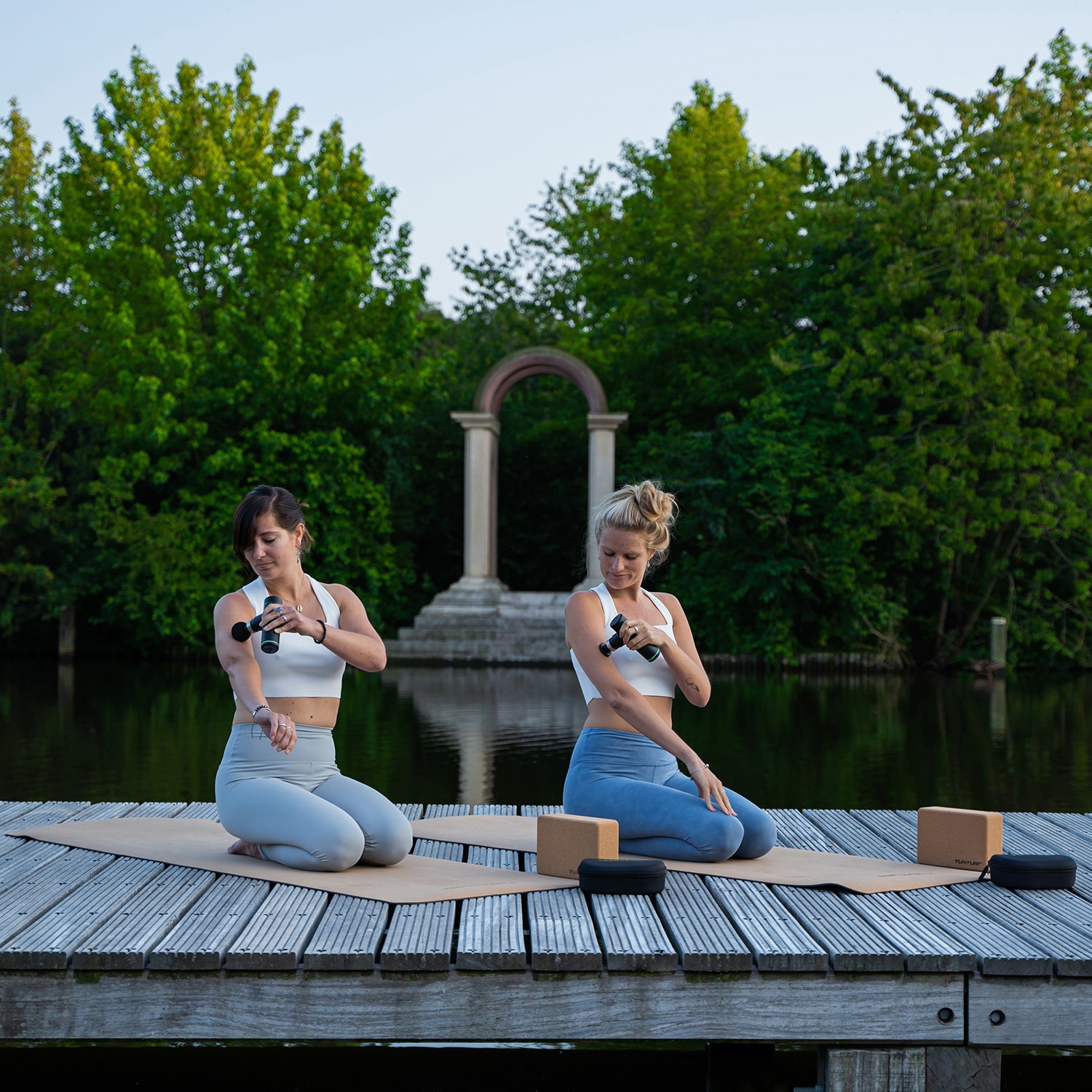 Tunturi MG30 Mini Massage Gun - Pistola per Massaggio Muscolare Portatile con 6 Velocità, 4 Testine e Custodia