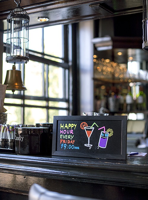 SECURIT Lavagna da Parete Woody 20x40 cm - Cornice in Legno Laccato Nero, Superficie Antigraffio e Resistente ai Raggi UV, Kit di Montaggio e Pennarello Inclusi