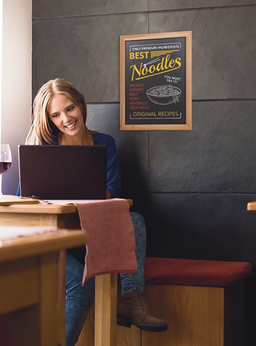 Securit Lavagna Woody 30x40 cm in Legno Teak - Superficie Nera Antigraffio e Resistente ai Raggi UV con Pennarello Incluso