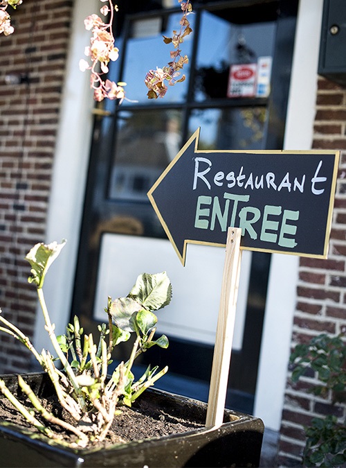 Securit Silhouette Board Sticks Freccia 67x49,2 cm - Lavagna in PU Nero per Uso Esterno con Pennarello Incluso