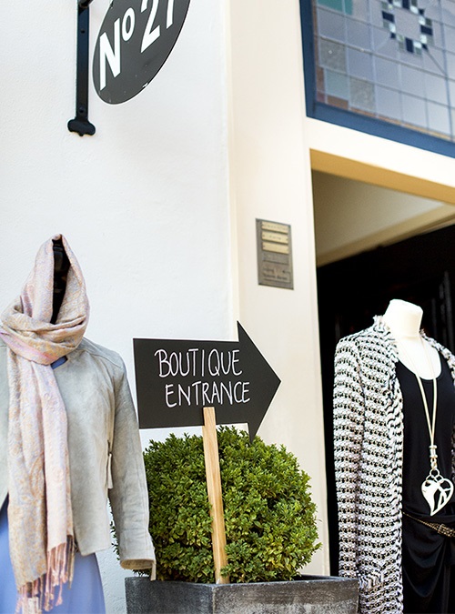 Securit Silhouette Board Sticks Freccia 67x49,2 cm - Lavagna in PU Nero per Uso Esterno con Pennarello Incluso