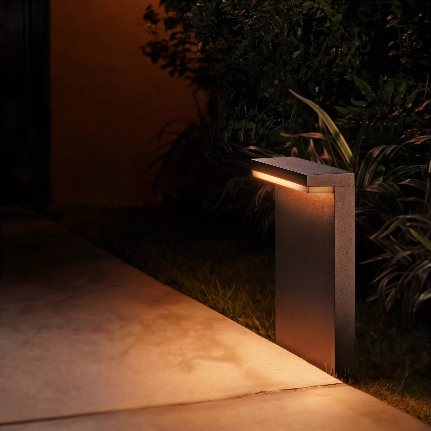 Philips Hue White and Color Ambiance Nyro Lampada da Terra LED Smart da Esterno, 16 Milioni di Colori, Nero, 1x13,5W, IP44