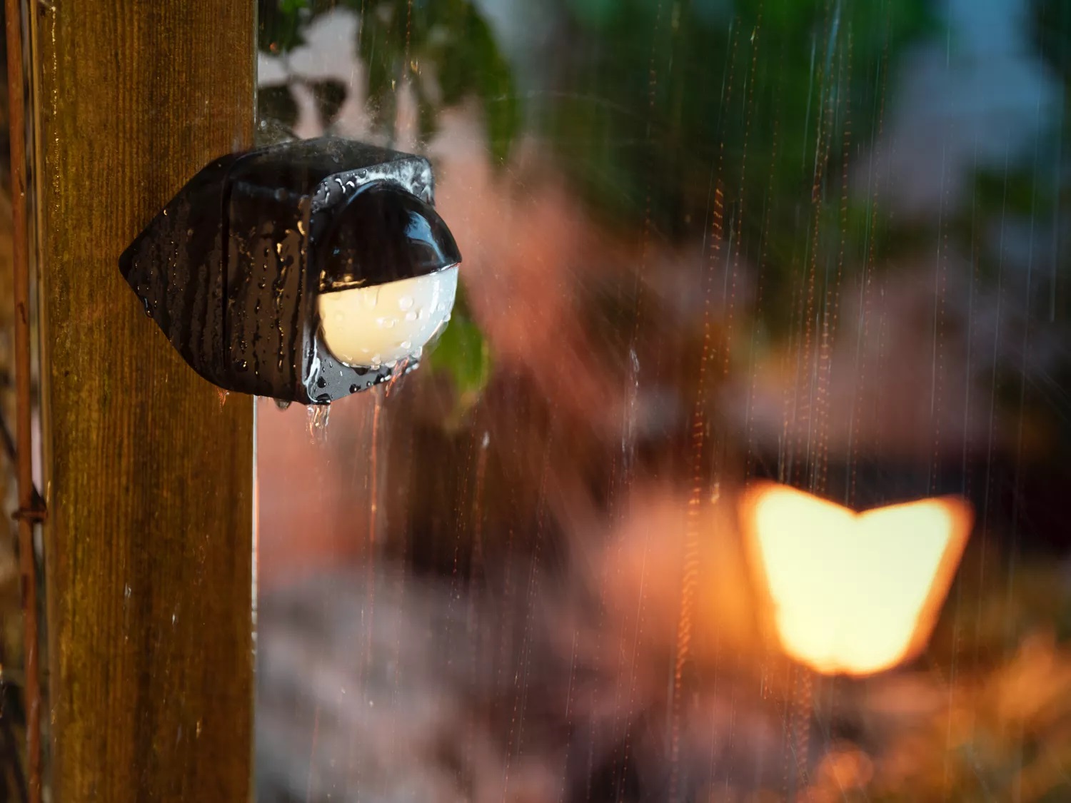 Philips Hue Sensore di Movimento da Esterno Wireless, Nero, Angolo di Rilevamento 160°, Distanza Fino a 12 mt, IP54