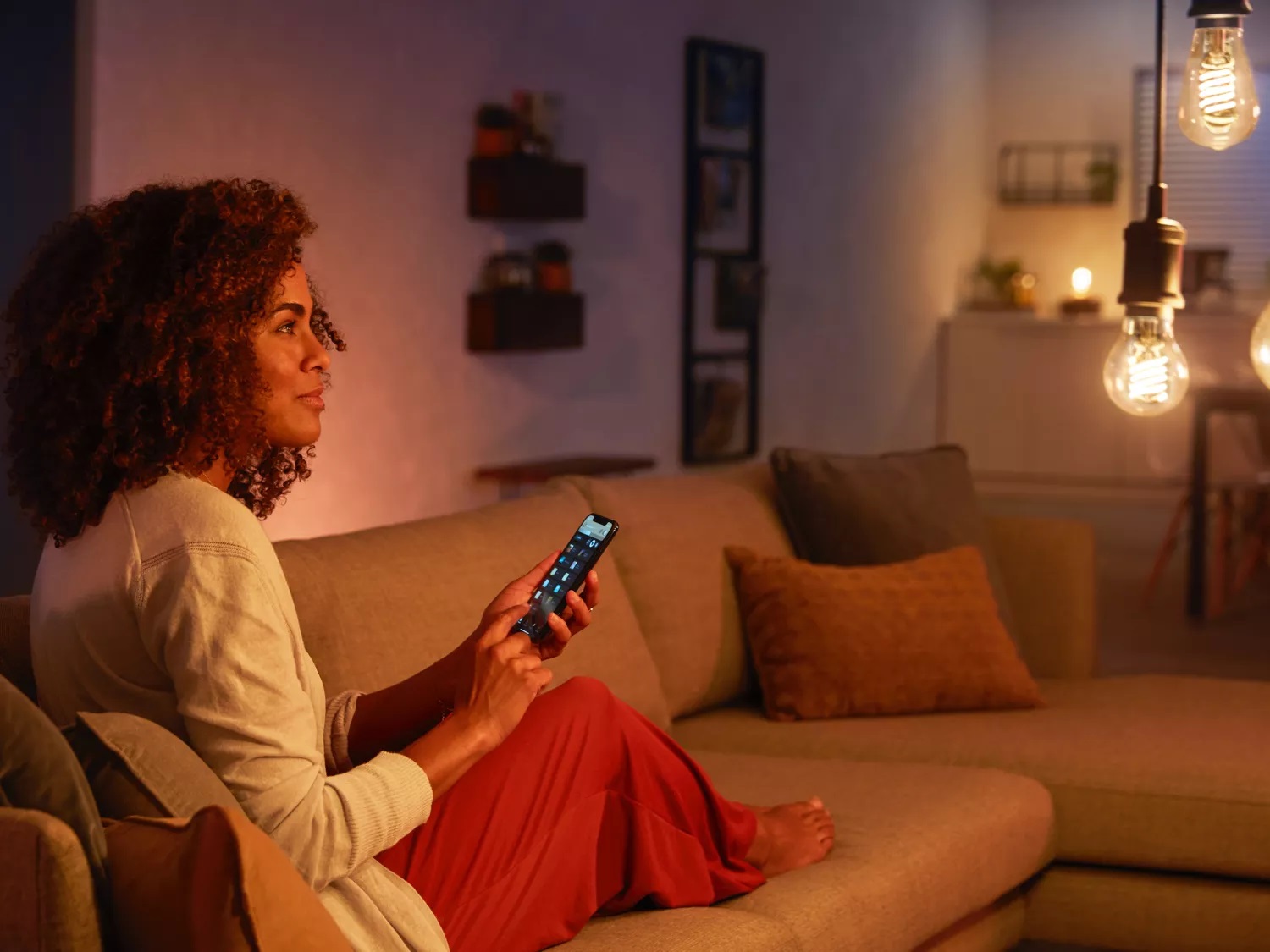 Philips Hue White Filament Lampadina LED Smart Globo E27 7W Dimmerabile Luce Bianca Calda Controllo Vocale e App