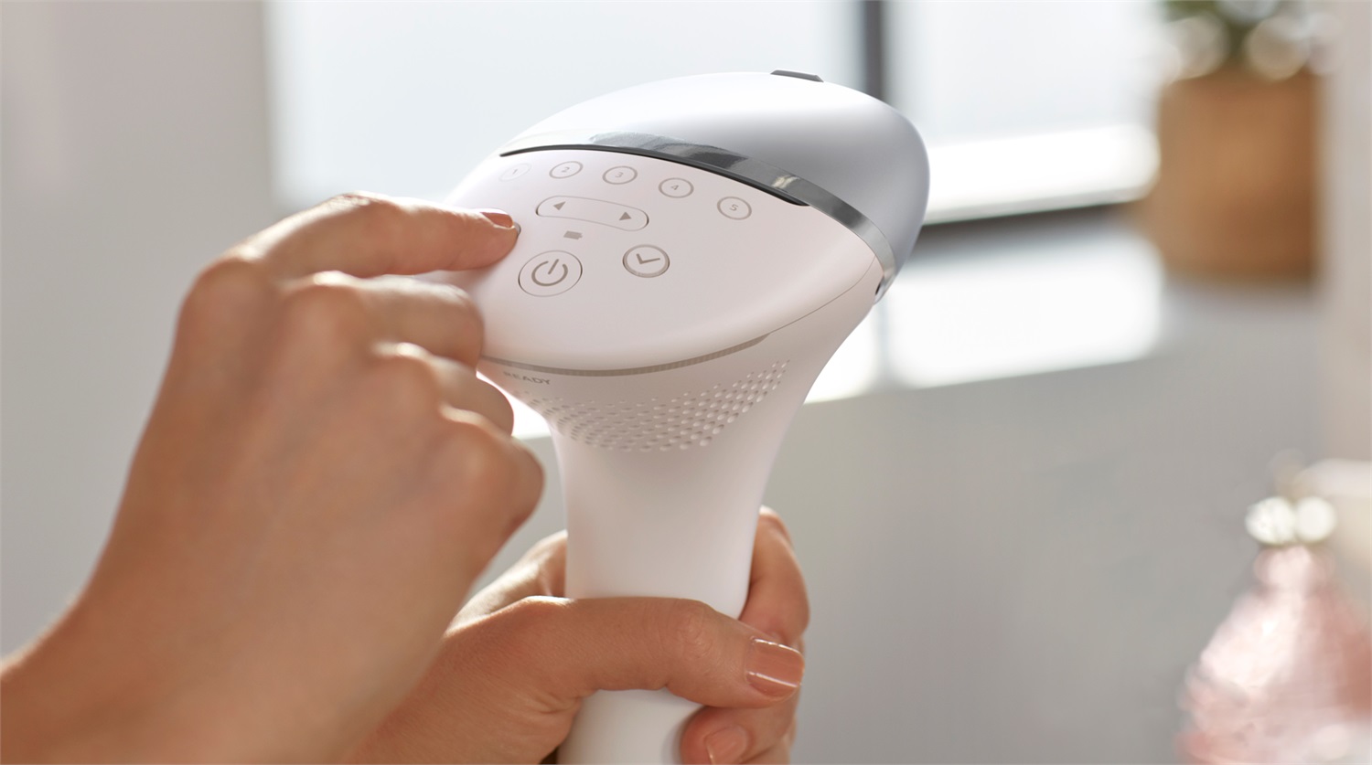 Philips Lumea Prestige BRI940/00 - Epilatore a Luce Pulsata IPL con Tecnologia SenseIQ, Colore Bianco, 5 Impostazioni di Luce, Tempo di Trattamento Gambe 8,5 min