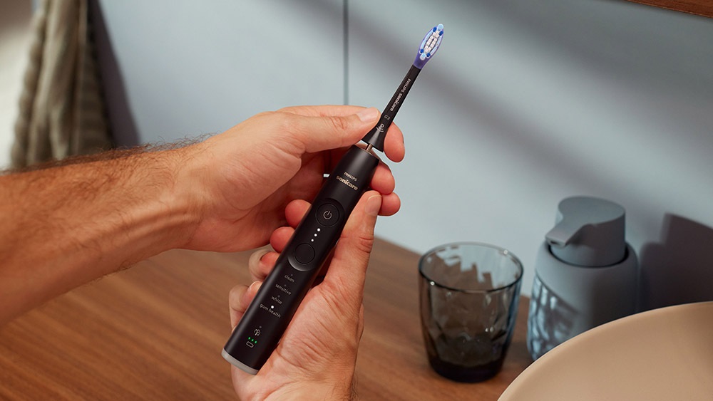 Philips Sonicare 7100 Series Spazzolino Elettrico Sonico HX7421/01 con Base di Ricarica, Custodia, 3 Livelli di Intensità e Sensore di Pressione - Colore Nero